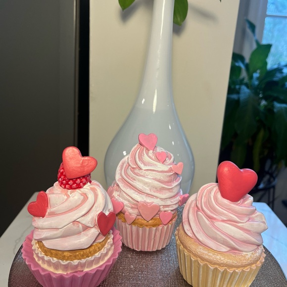 Cupcakes & Cashmere Cupcakes Vanilla with Hearts Valentines Set of 3 NIB - Picture 2 of 9